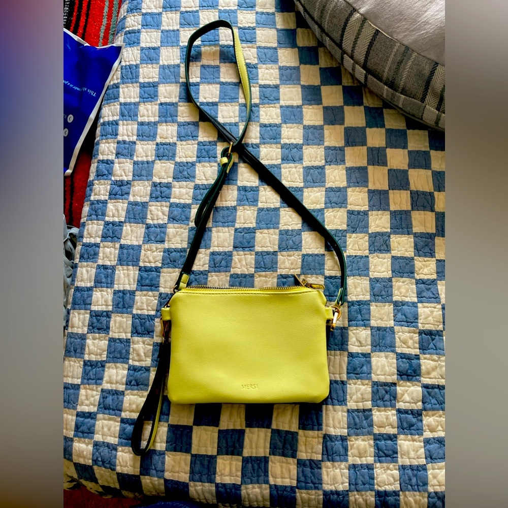 3 purses in one. Can be a wristlet as well. Green, yellow, black…